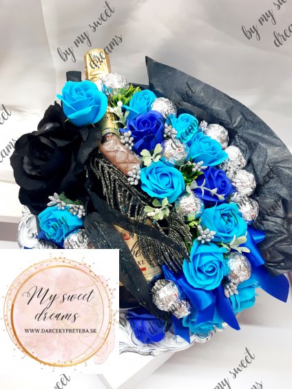 Šampus na podnose obložený ružami a sladkosťami