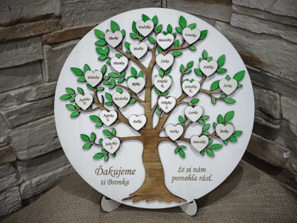 Strom zo srdiečkami a menami žiakov