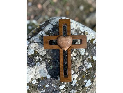 Ručne vyrezávaný dubový kríž so srdcom