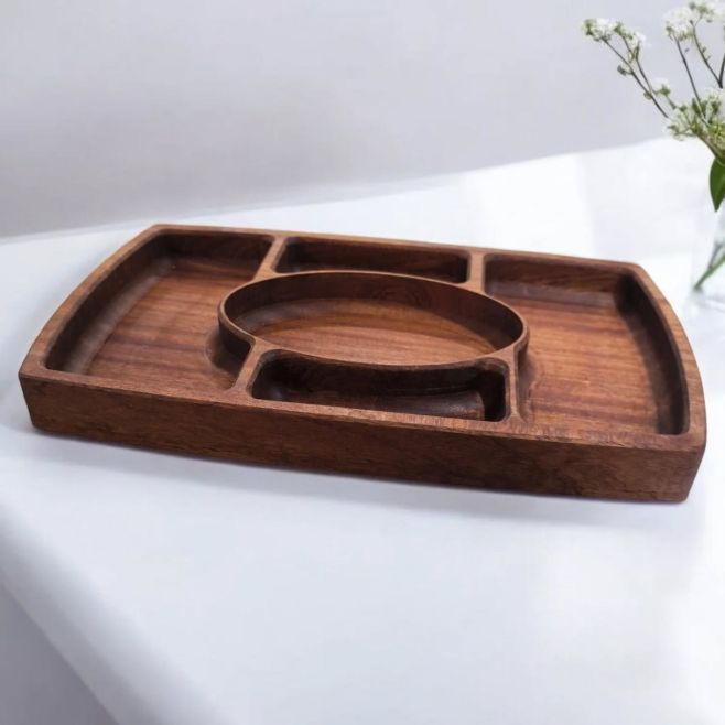 Hľadáte darček, ktorý vyrazí dych? Spoznajte našu „ťažkú váhu“ medzi podnosmi. 🪵💎 Keď sme navrhovali tento mahagónový...