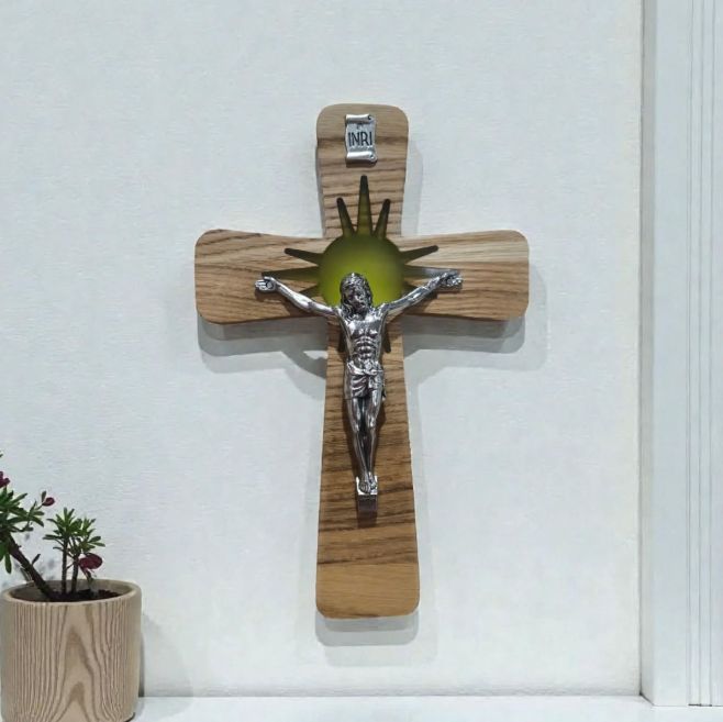 Keď sa tradícia stretne s moderným dizajnom. ✨ Tento ručne vyrobený kríž z dubového masívu nie je len symbolom viery, ale...