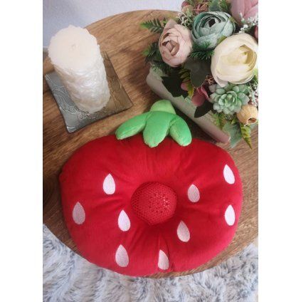 plysovy vankus jahoda