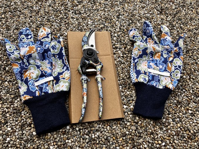 Zahradnický set /látková zástěra,látkové rukavice a zahr.nůžky/