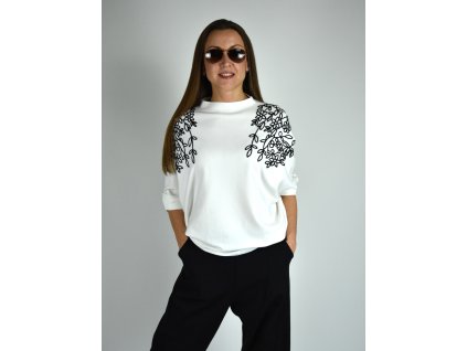 Bílý svetr s netopýřím střihem a výšivkou