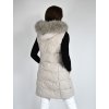 Béžová dlouhá teplá prošívaná vesta s kapucí a kožíškem 48041