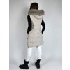 Béžová dlouhá teplá prošívaná vesta s kapucí a kožíškem 48041