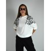 Bílý svetr s netopýřím střihem a výšivkou