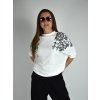 Bílý svetr s netopýřím střihem a výšivkou