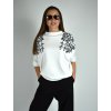 Bílý svetr s netopýřím střihem a výšivkou