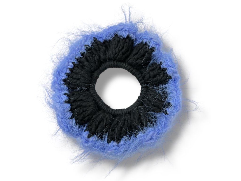 CARAMBOL TEXTURES háčkovaná scrunchie gumička - DARK SKY