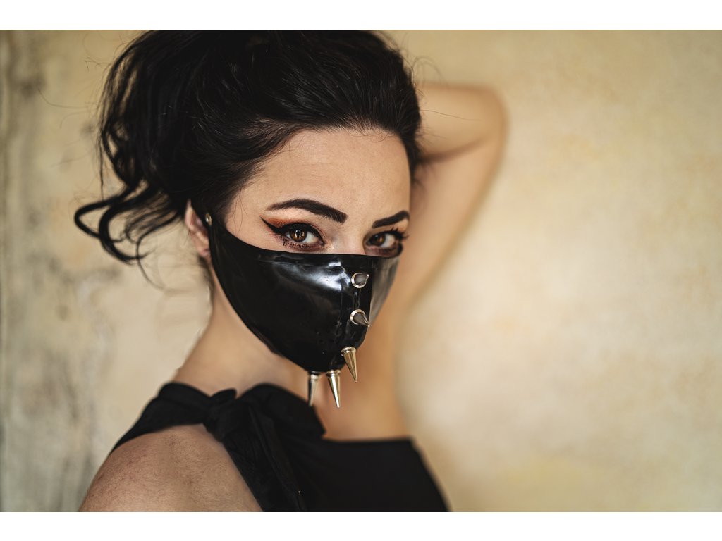 KirstenVaams latexová rouška / maska Brutal Assault - černá s ostny