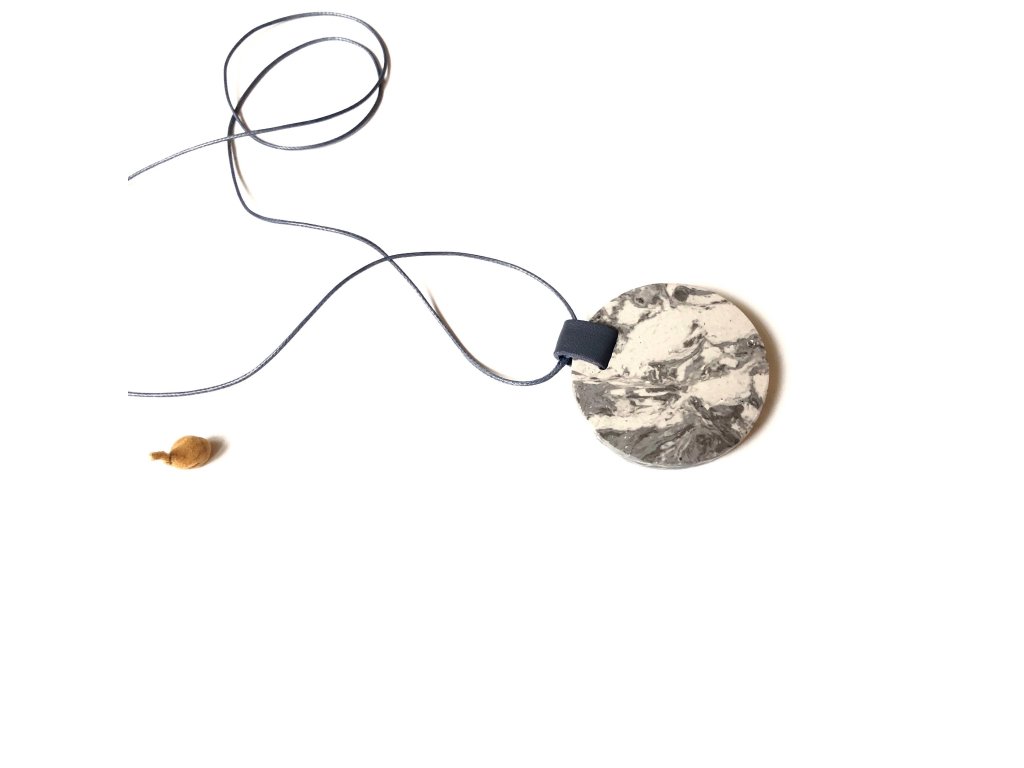 UMMA náhrdelník s šedobílým mramorem a šedou kůží