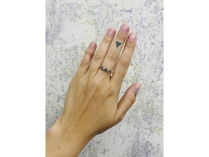 Stříbrný prsten s barevnými kameny