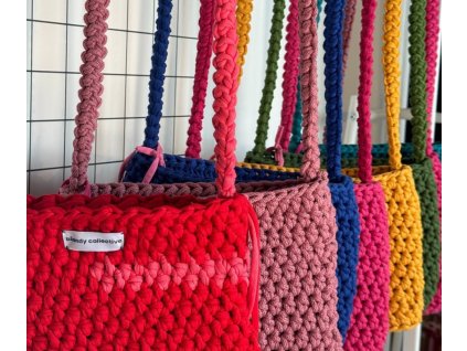 BŽENDY COLLECTIVE - háčkovaná kabelka crossbody - Meredith / VÍNOVÁ