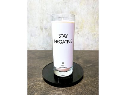 Things by E. - IRONIC CANDLES - střední sójová svíčka - STAY NEGATIVE