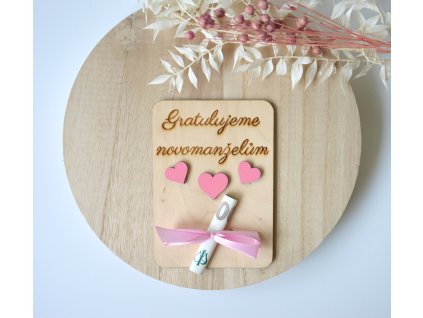 Svatební dřevěné přání se srdíčky - Gratulujeme novomanželům