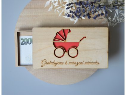 Dřevěná dárková kazeta na peníze k narození miminka - červená