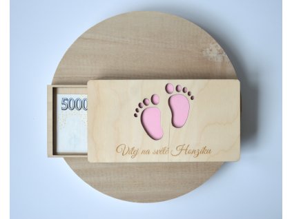 Dřevěná dárková kazeta na peníze k narození miminka nožičky - pastelová růžová