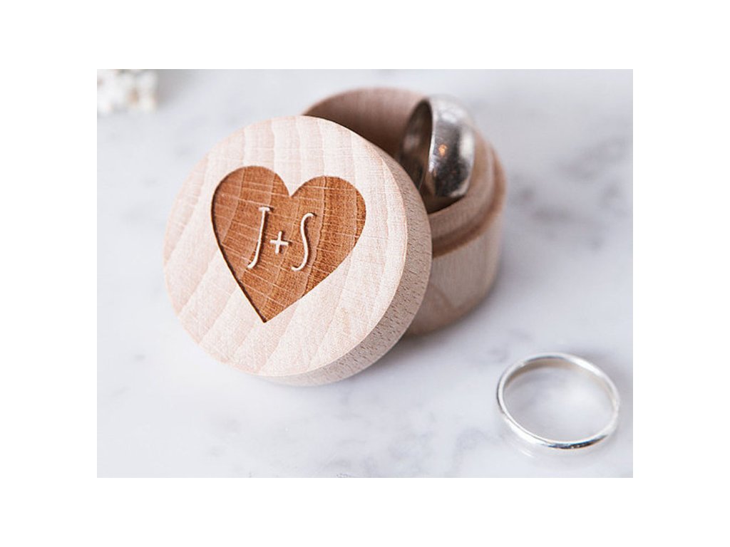 Dřevěná krabička na snubní prstýnky kruhová SRDCE S INICIÁLY - Dárky od  srdce