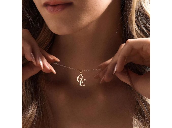 Náhrdelník s dvojicí iniciálů z chirurgické oceli