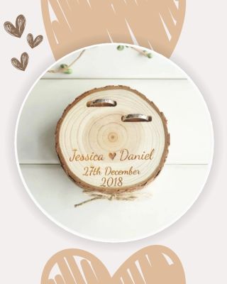 Originální alternativa ke klasické krabičce! ✨ Tento držák ve tvaru kmene stromu pojme vaše snubní prstýnky a zároveň...