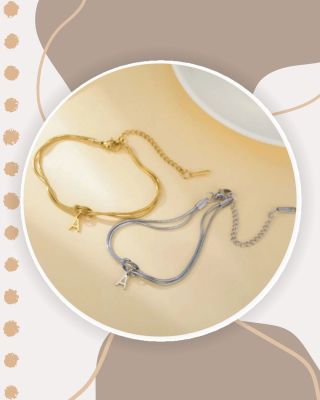 Jednoduchý. Osobní. Nadčasový. Minimalistický náramek s jemným uzlem a písmenkem je krásným symbolem identity i lásky k...