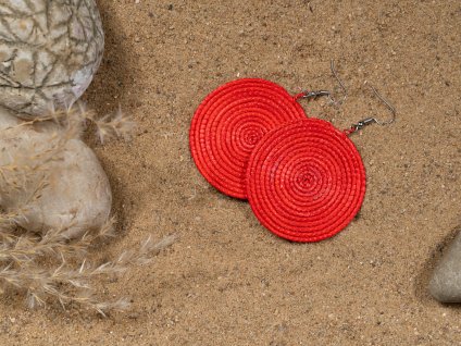 Netradiční červené náušnice ze sisalu