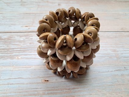 Náramek z dřevěných korálků