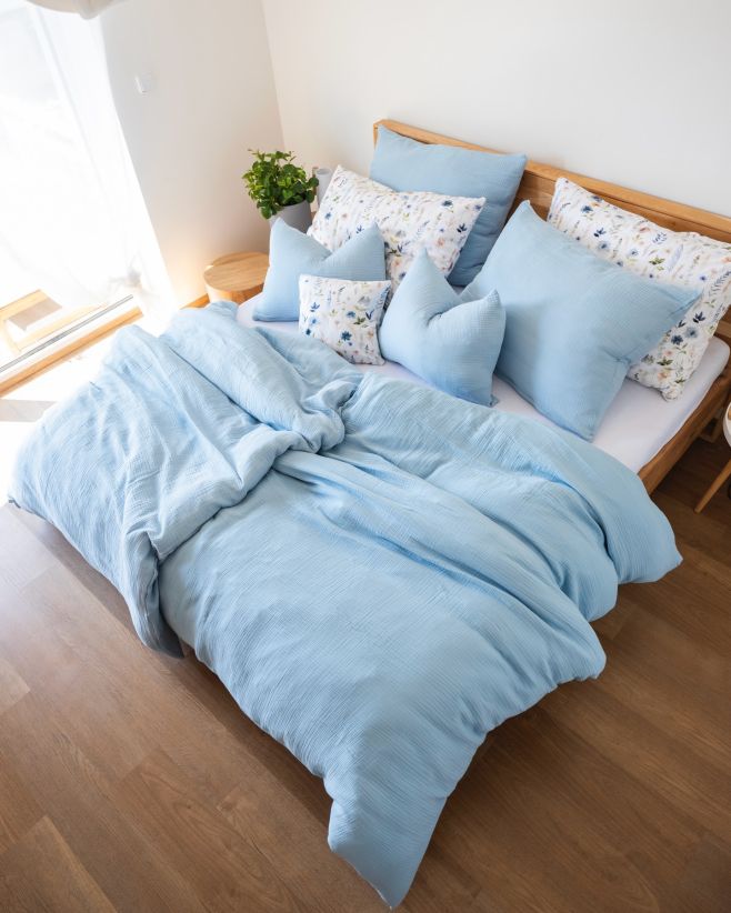 Zamilujte se do mušelínového povlečení. 🩵 Lehké a měkké povlečení, ze 100% bavlny, které se nemusí žehlit. Jen do zítra...