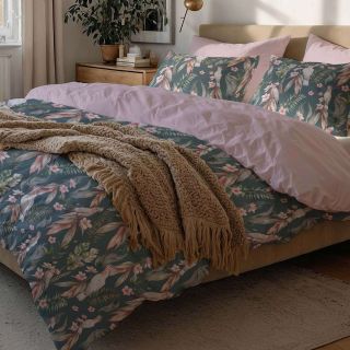 Zavřete oči a nechte se unést. 🌊 Do světa, kde listy šumí, barvy hřejí a večer zpomaluje. 🌴 Povlečení TROPICKÝ VÁNEK vnese...