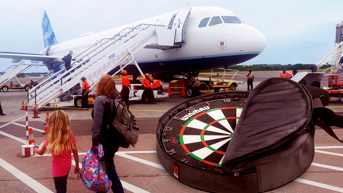 Este permis să iei săgeți sau o țintă de darts în avion?
