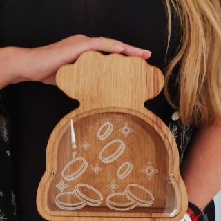 🪙✨ Pokladnička měšec – symbol bohatství a štěstí! Daruj originální dárek, který spojuje eleganci a tradici. Dřevěná...