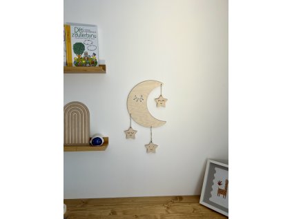 Měsíc se zavěšenými hvězdičkami
