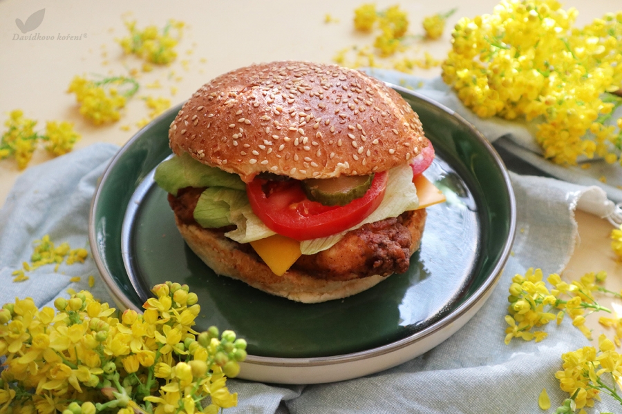 Burger s pikantním křupavým kuřecím
