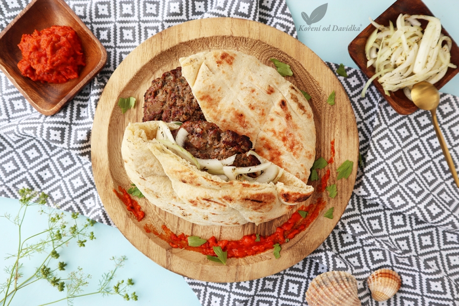 Pljeskavica z ostrova Krk s ajvarem a cibulovým salátem