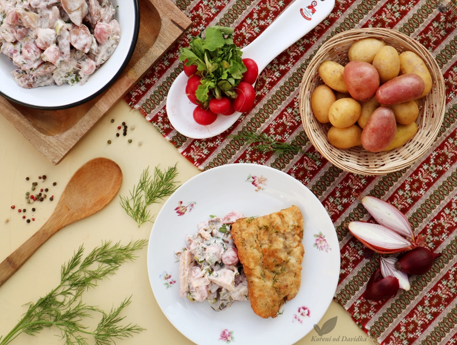 Smažený sumec a maďarským bramborovým salátem s ředkvičkami