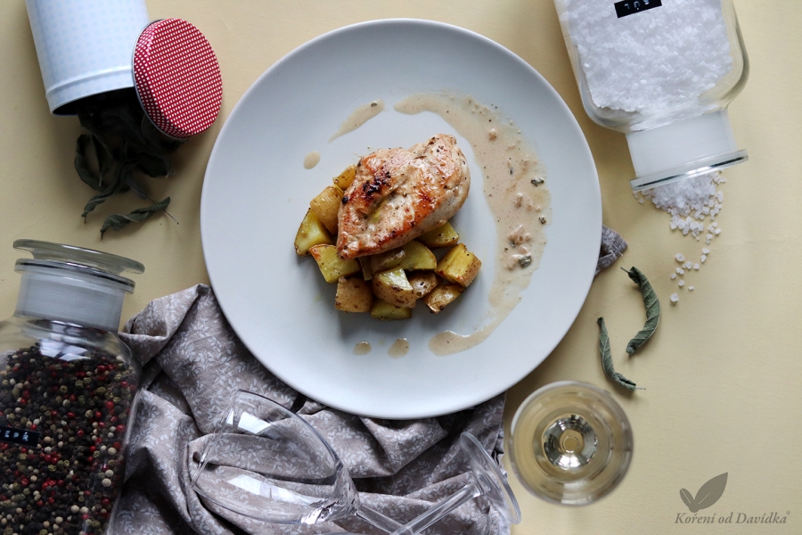 Kuřecí prsa s omáčkou z bílého vína a šalvěje