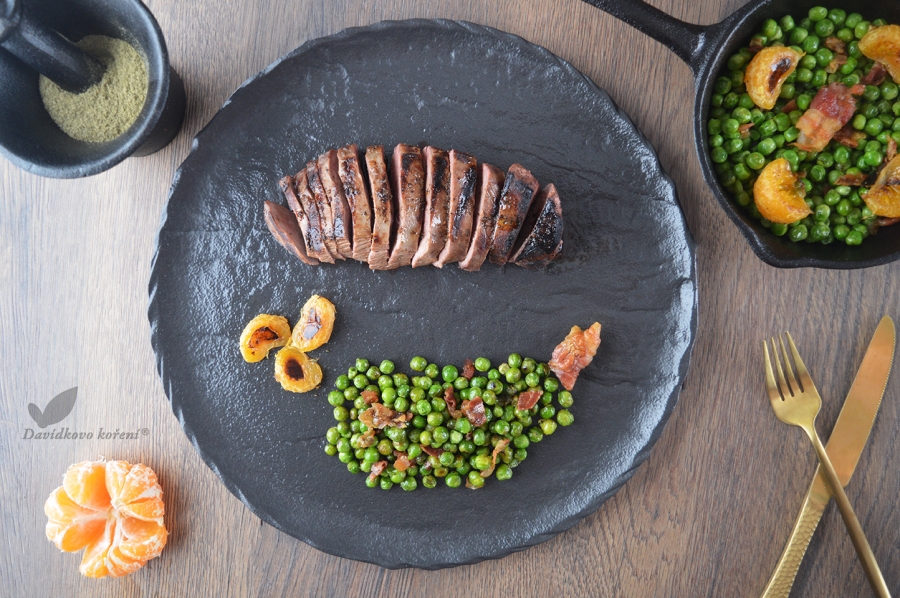 Kachní prsa na hráškovém pepři s pečeným hráškem a pancettou