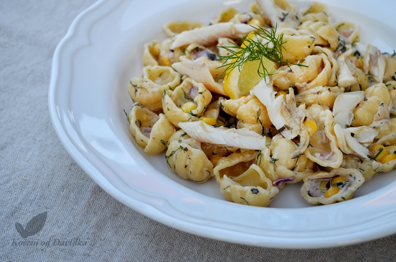 Davídkovy těstoviny s červenou cibulí, koprem, kukuřicí a uzenou rybou