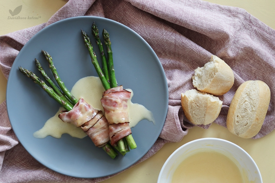 Grilovaný chřest se slaninou a holandskou omáčkou