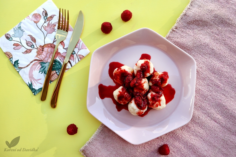 Tvarohové knedlíčky s jahodovým pyré s balsamicem