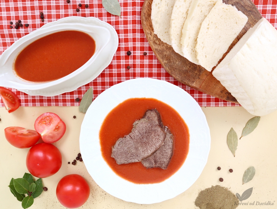 Rajská omáčka s vařeným hovězím a domácím houskovým knedlíkem