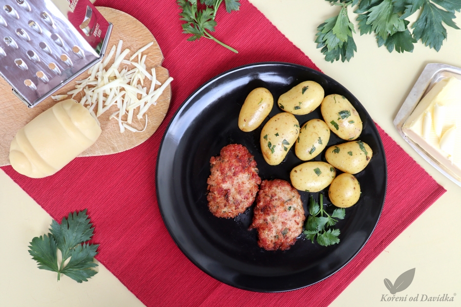 Slovenský řízek s uzeným oštiepkom a vařeným bramborem