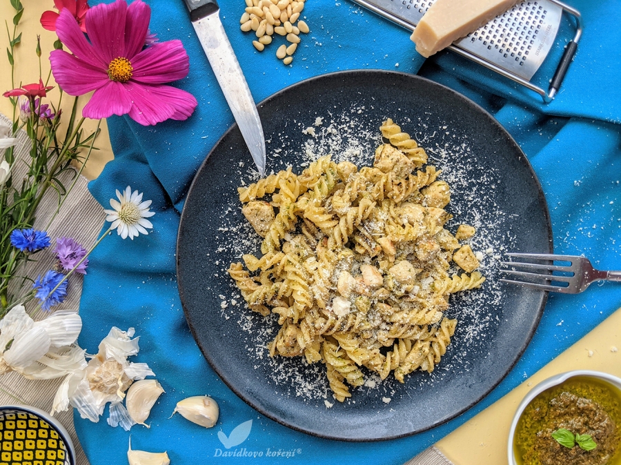 Těstoviny s kuřecím masem a bazalkovým pestem