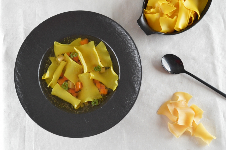 Slepičí vývar se zeleninou a nudlemi s nádechem Asie