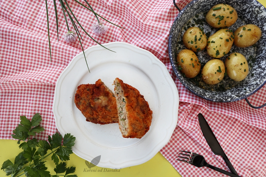 Holandský řízek s pažitkovými brambůrky