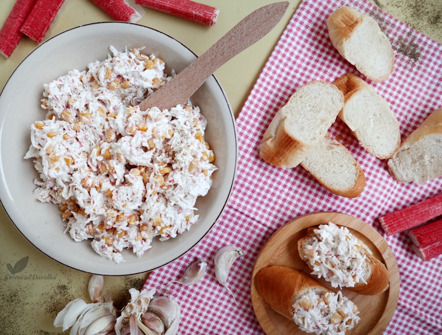 Salát ze surimi tyčinek