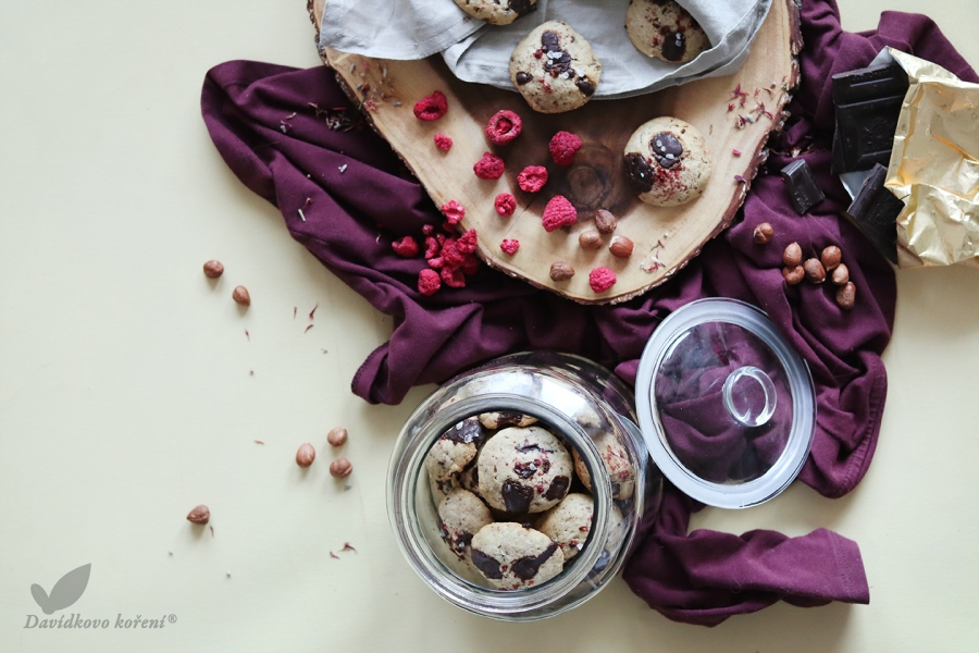 Čokoládové cookies s lískovými oříšky