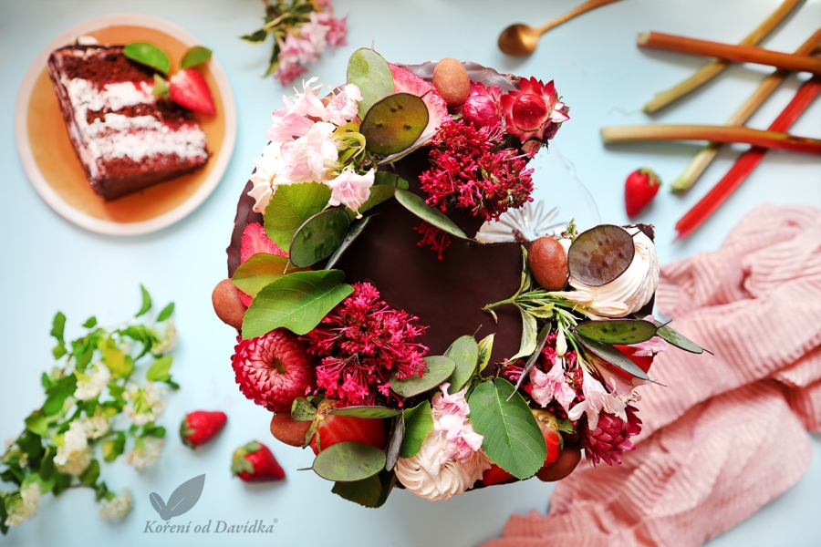 Nebeský dort s rebarborou a jahodami