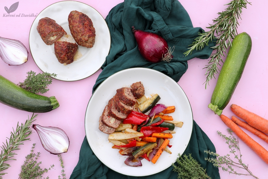 Drůbeží sekaný řízek plněný ovčím sýrem s grilovanou zeleninou